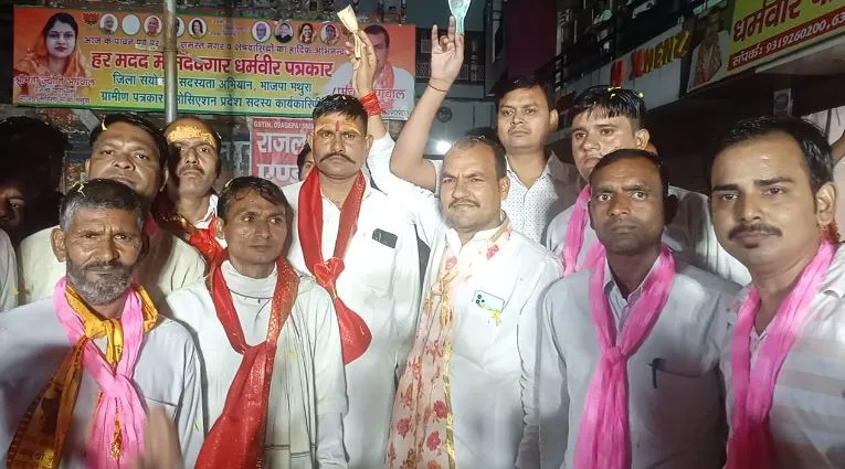 मथुरा: पुष्प वर्षा कर महर्षि सविता ऋषि की शोभायात्रा का किया स्वागत