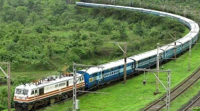 बरेली: बारिश से एक दर्जन से ज्यादा ट्रेनों की रफ्तार पर लगा ब्रेक, ट्रेनों के इंतजार में परेशान होते रहे यात्री