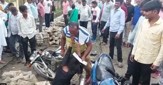 पीलीभीत: महिला को सरेराह युवक ने पटक-पटक कर पीटा, देखें वीडियो