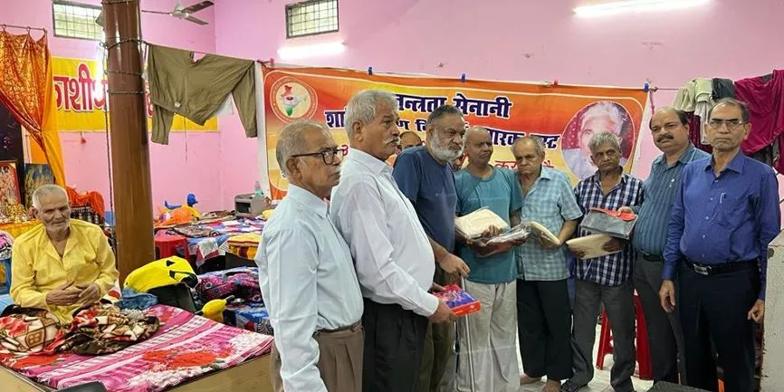 बरेली: स्वतंत्रता सेनानी शांति शरण विद्यार्थी की जयंती पर वृद्धजनों को वस्त्र किए वितरित 