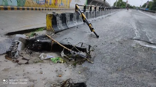 बरेली: धंस गईं पुलों के पास की सड़कें, दिखे कमीशनखोरी के होल