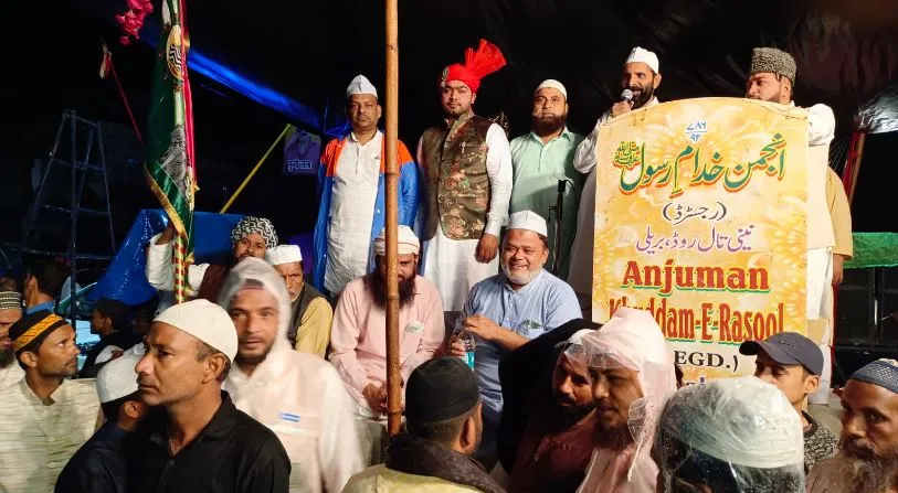 बरेली: बारिश में भीगते हुए निकाला गया जुलूस-ए-मोहम्मदी