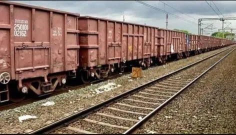 शाहजहांपुर: मालगाड़ी के आगे कूदकर सीतापुर के युवक ने दी जान