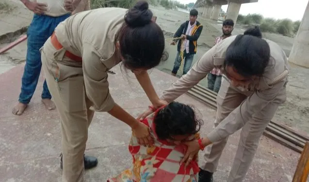 शाहजहांपुर: महिला ने कोलाघाट पुल से रामगंगा में लगाई छलांग, मजदूरों ने बचाई जान