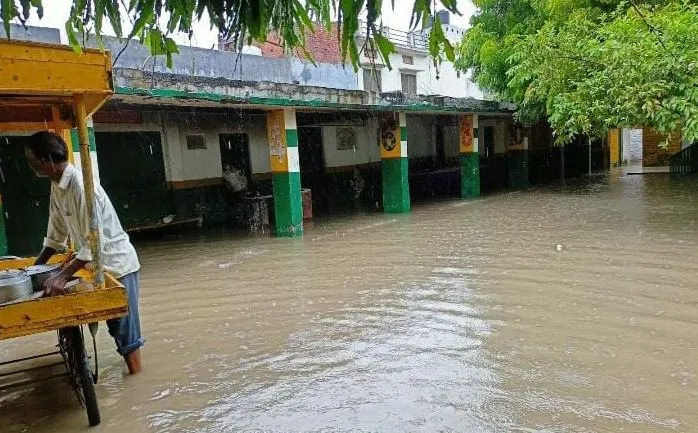 बरेली: स्कूलों में जलभराव की स्थिति गंभीर, किताबों को सहेजने में जुटे कर्मचारी