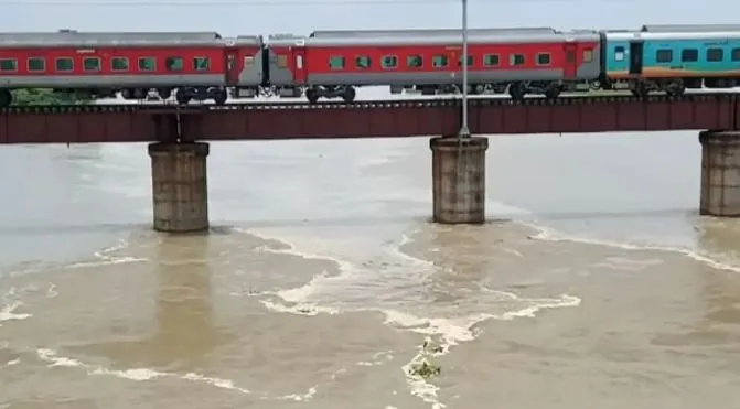 बरेली: मूसलाधार बारिश की वजह से बाढ़ का खतरा, रामगंगा से सटे गांव में रहने वालों की बड़ी चिंता
