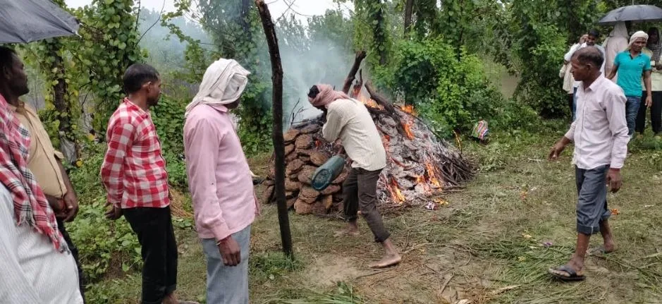 रामपुर: 30 लीटर डीजल से किया गया अंतिम संस्कार, बारिश की वजह से बुझ रही थी चिता