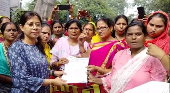 बरेली: आंगनबाड़ी कार्यकत्रियों ने अपनी समस्याओं को लेकर किया धरना-प्रदर्शन, एसीएम को सौंपा ज्ञापन