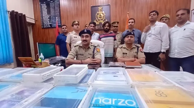 मथुरा: दुकान का शटर काटकर मोबाइल चोरी करने वाले दो आरोपी पुलिस के चढ़े हत्थे, 44 फोन बरामद