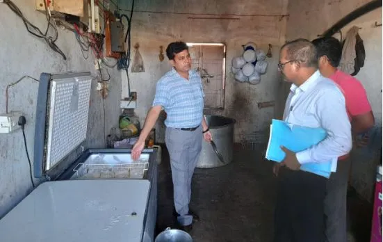 मथुरा: खाद्य विभाग की टीम ने पनीर प्लांट पर मारा छापा