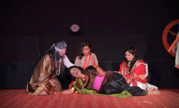 शाहजहांपुर: अब महिलाओं ने किया चर्चित अंधायुग नाटक का मंचन
