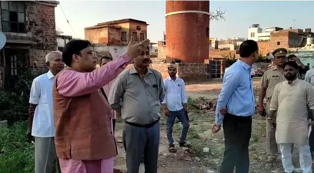 मथुरा: राज्य अल्पसंख्यक आयोग के सदस्य ने अधिकारियों को लिया आड़े हाथ