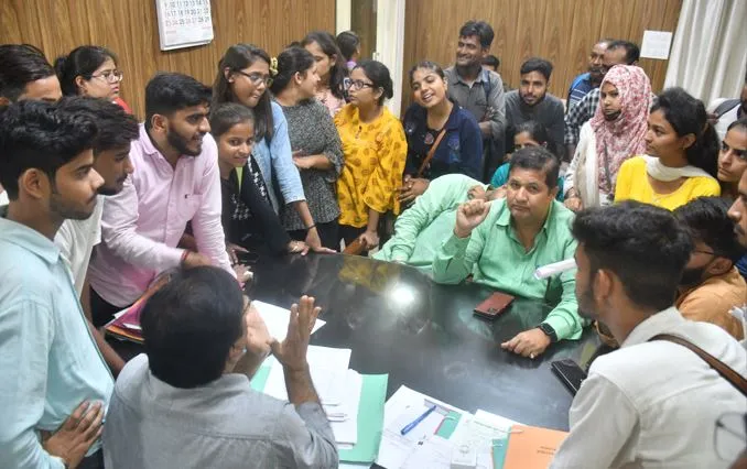 बरेली: बीकॉम के परिणाम में गड़बड़ी को लेकर हंगामा, कुलपति कक्ष में घुसने पर नोकझोंक