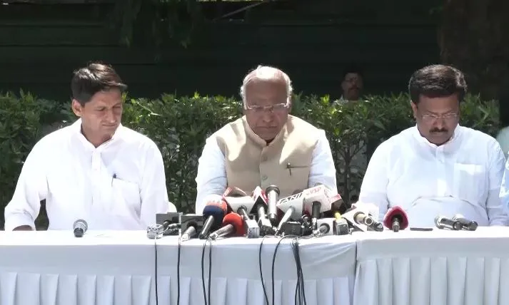 Congress President Election: कांग्रेस के तीन बड़े प्रवक्ताओं ने दिया इस्तीफा, जानें वजह