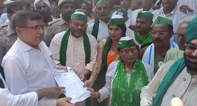 मथुरा: बारिश से हुए नुकसान का सर्वे पूरा न होने पर किसानों का धरना, सौंपा ज्ञापन