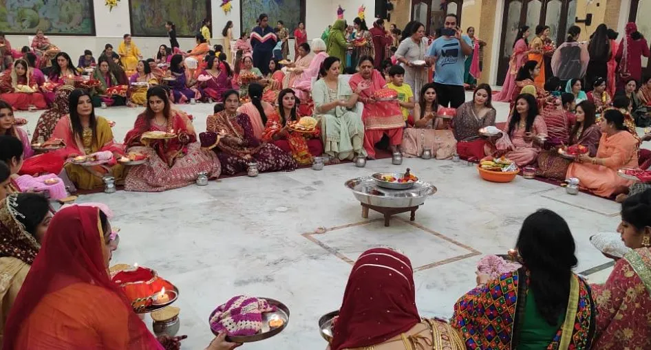 बरेली: पति की लंबी उम्र के लिए करवा चौथ पर महिलाओं ने रखा निर्जला व्रत, चांद को देख पूजा की सम्पन्न