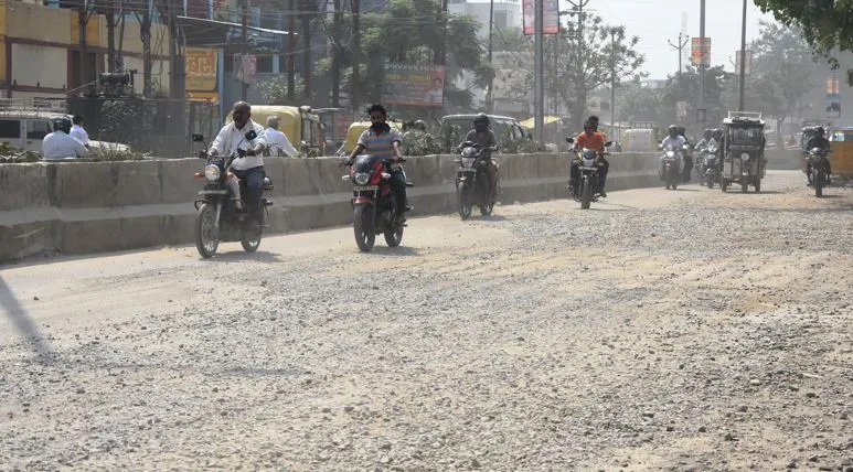 बरेली: जर्जर सड़कों का सफर और खतरनाक, उड़ रहे धूल के गुबार