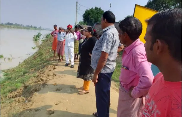 शाहजहांपुर: एसडीएम ने बाढ़ क्षेत्र के गांवों का किया दौरा, दिए ये निर्देश