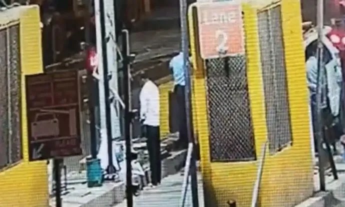 भाजपा नेता का पोस्टर के ऊपर पेशाब का वीडियो वायरल, निष्कासित