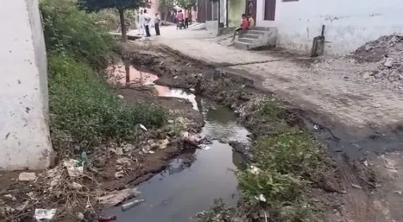 मथुरा: नारकीय जीवन जीने को मजबूर भगवतीपुरम के लोग, गुहार लगाने के बाद भी नहीं सुनवाई