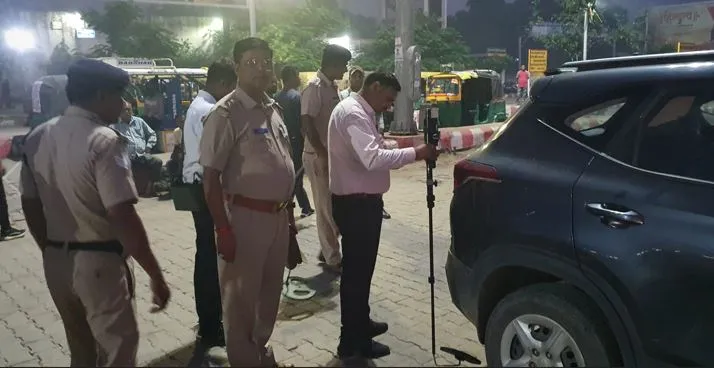 बरेलीः जंक्शन पर बम निरोधक दस्ते के साथ जीआरपी और आरपीएफ की चेकिंग