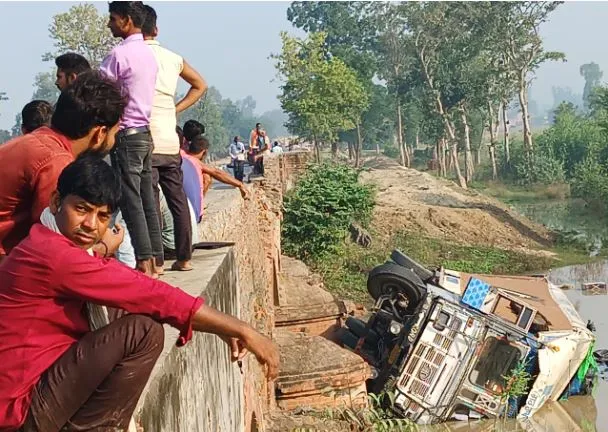 शाहजहांपुर: इलेक्ट्रानिक पंखे ले जा रहा ट्रक पुलिया से 50 फुट नीचे नाले में गिरा