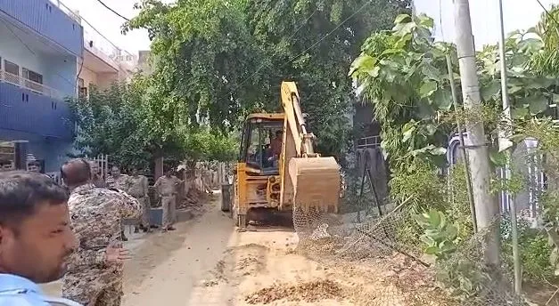 मथुरा: कदंब विहार में चला निगम का महाबली, घरों के बाहर अतिक्रमण को जेसीबी ने ढहाया