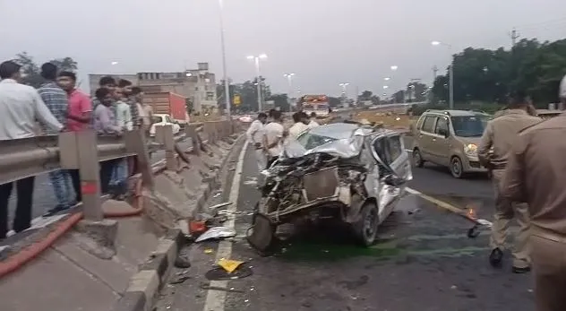 मथुरा: कैंटर की टक्कर से कार के उड़े परखच्चे, कैसे बचे कार सवार?