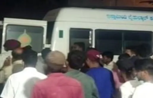 Karnataka: तीन वाहनों की टक्कर में चार बच्चों समेत नौ लोगों की मौत