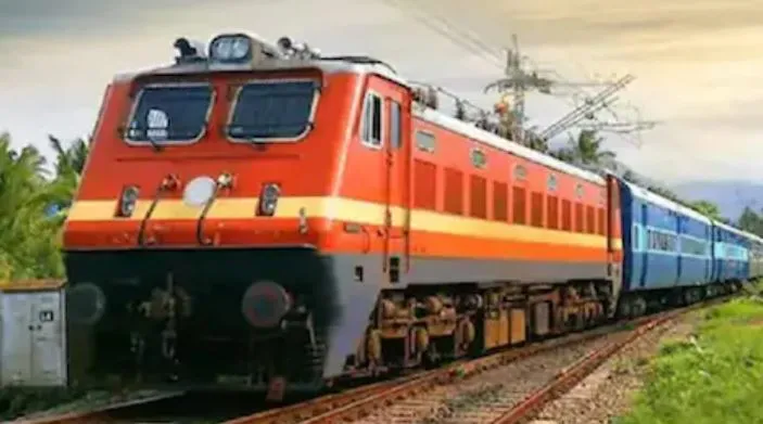 पीलीभीत: शाहजहांपुर रेलखंड पर ट्रेन से कटकर युवक की मौत, मचा कोहराम