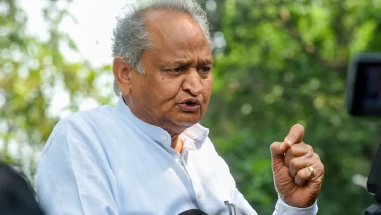 Ashok Gehlot ने कहा- गांधी परिवार से मेरे रिश्ते तर्क से परे