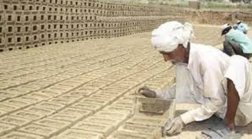 बरेली: दशहरे से होता है ईंट पथाई का काम, हड़ताल से लगा ब्रेक