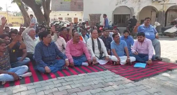मथुरा: आखिर क्यों हो रहे हैं नगर निगम के कर्मचारी उग्र?