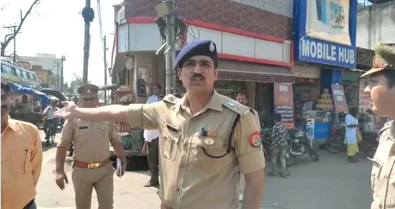 मथुरा: जाम के झाम में फंसे एसएसपी ने खुद संभाली यातायात व्यवस्था