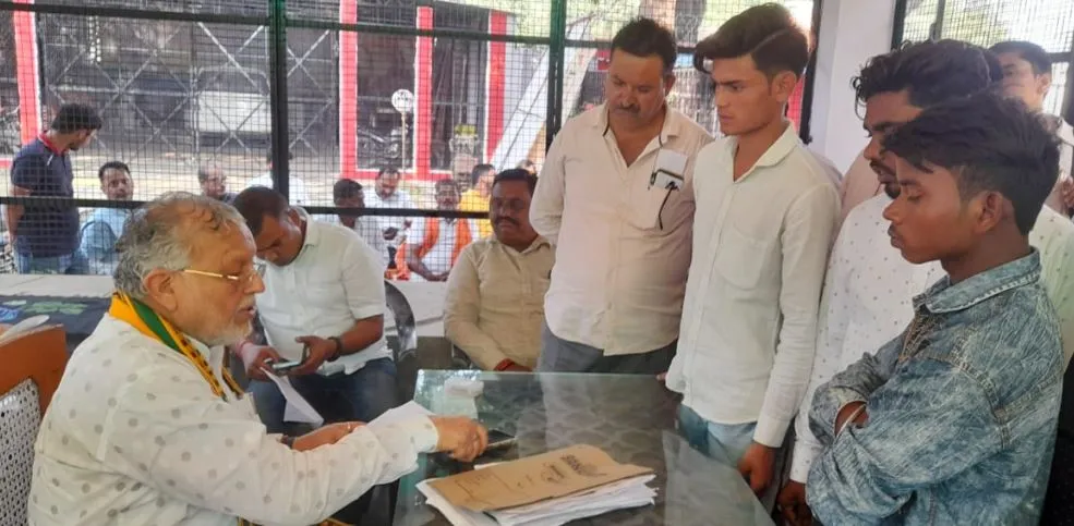 शाहजहांपुर: मंदिर का हैंडपंप ठीक न करने की समस्या सुन वित्त मंत्री हुए खफा