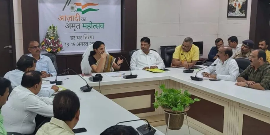 लखनऊ: यूपी आदर्श व्यापार मंडल के पदाधिकारियों ने मंडलायुक्त के सामने रखीं तमाम समस्याएं 