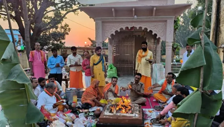 शाहजहांपुर: थाना परिसर में बने मंदिर में हुआ हवन-पूजन