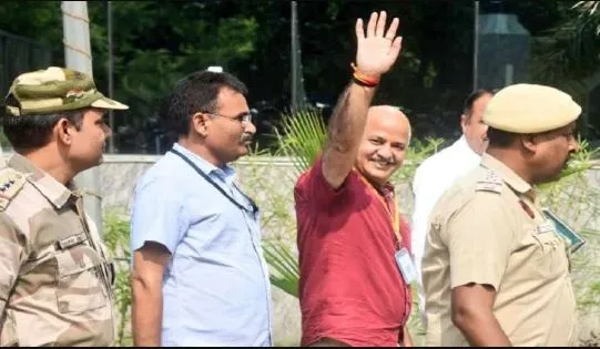 सिसोदिया से CBI की 9 घंटे तक पूछताछ, बोले- सारे केस फर्जी, मुझ पर AAP छोड़ने का दबाव