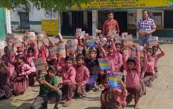 बरेली: इज्जतनगर मंडल ने चलाया ‘रेल संरक्षा जागरूकता अभियान’, कहा- बंद फाटक के नीचे से न निकलें छात्र-छात्राएं