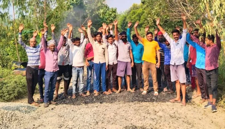 पीलीभीत: मानक विहीन बन रहे संपर्क मार्ग के विरुद्ध ग्रामीणों का हंगामा, काम रोका
