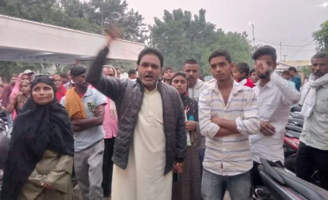 शाहजहांपुर: अव्यवस्थाओं को लेकर प्रदर्शन, गर्भवती महिला को अस्पताल से निकालने का लगाया आरोप