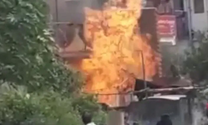 अहमदाबाद: गैस सिलेंडरों में विस्फोट, 20 झोपड़ी खाक