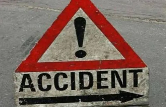 शाहजहांपुर: पेड़ से टकराई बाइक, एक की मौत, दो घायल
