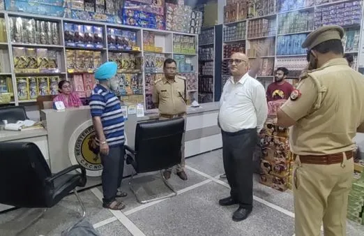 बरेली: एडीएम सिटी ने पटाखा दुकानों की जांच कर परखीं व्यवस्थाएं, व्यापारियों में मची खलबली