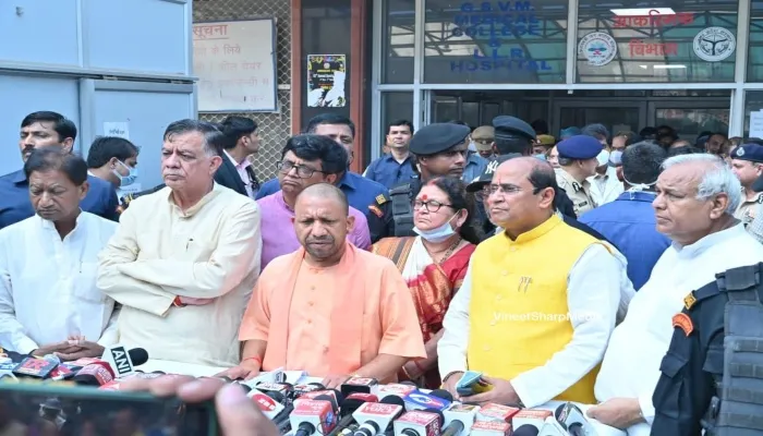 कानपुर हादसा: मृतकों के गांव पहुंचे सीएम योगी, परिजनों को बंधाया ढांढस