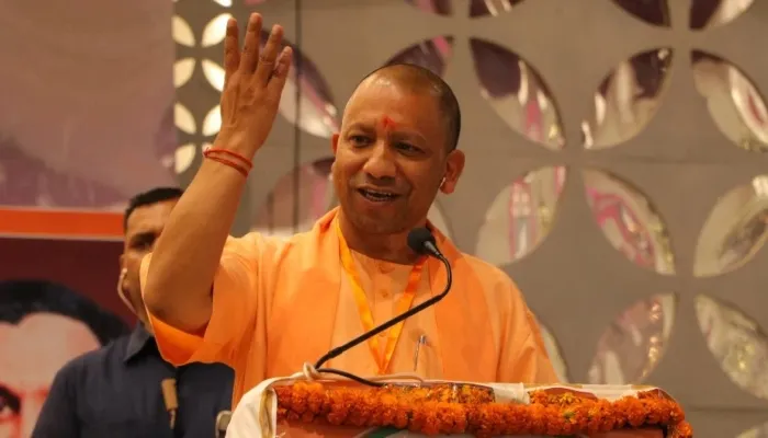 वाराणसी पहुंचे सीएम योगी, बोले- दुनिया में बड़े ताकतवर देश के रूप में उभर रहा भारत