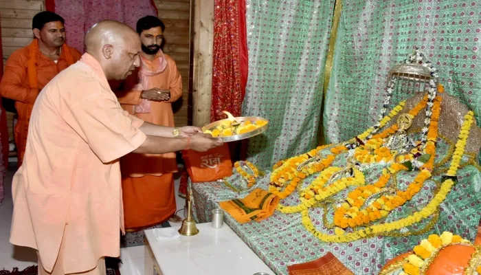 अयोध्या: सीएम ने रामलला से मांगा आशीर्वाद, संतों से की सहयोग की अपील