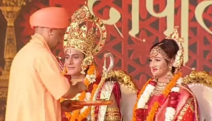 अयोध्या: पुष्पक विमान से पहुंचे भगवान, सीएम योगी ने किया राज्याभिषेक