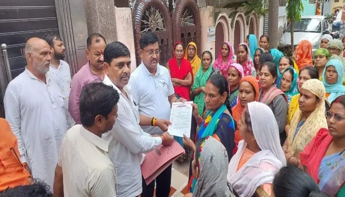 बांदा: सीएमओ के ट्रांसफर की मांग लेकर राज्यमंत्री को सौंपा ज्ञापन