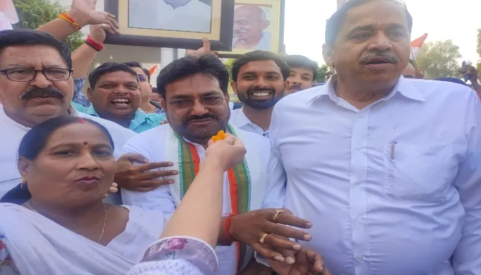 लखनऊ: मल्लिकार्जुन खड़गे की जीत पर प्रदेश कांग्रेस कार्यालय में कार्यकर्ताओं ने जताई खुशी